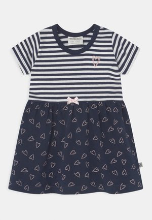 Robe rayée bleu marine et blanche à manches courtes, avec un motif en forme de cœur sur la jupe et un accent de nœud rose à la taille.
