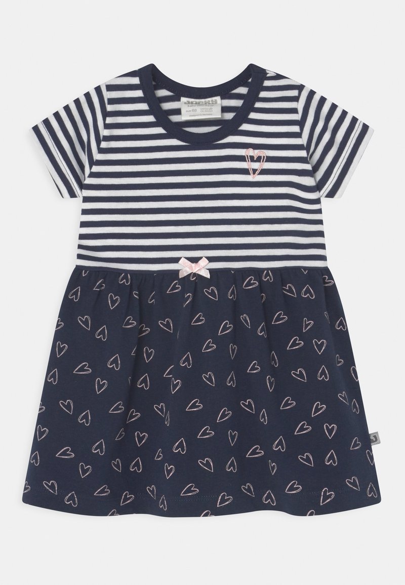 Niebiesko-biała sukienka w paski z krótkimi rękawami, z serduszkowym nadrukiem na spódnicy i różową kokardką na talii.