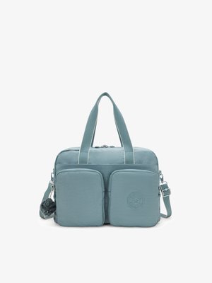Borsa in nylon blu con due tasche frontali, una patch con logo, doppie maniglie e una tracolla regolabile. Texture liscia, forma rettangolare.