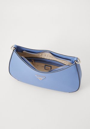 Hellblaue kleine Handtasche mit zwei Reißverschlussfächern, beigem Innenfutter und silberner Metall-Logo-Plakette vorne.