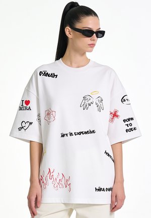 Mira Paris, GRAFFITI MIRA OVERSIZED BOXY TEE 26 UNISEX - T-shirt print - white