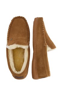 Bruine suède slippers met een zachte beige bontvoering, mocassinnaadwerk en rubberen zool voor grip; open aan de achterkant voor gemakkelijke instap.