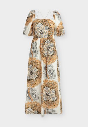 Robe maxi blanche avec des motifs floraux orange et gris, manches courtes bouffantes, corsage ajusté et fines bretelles.