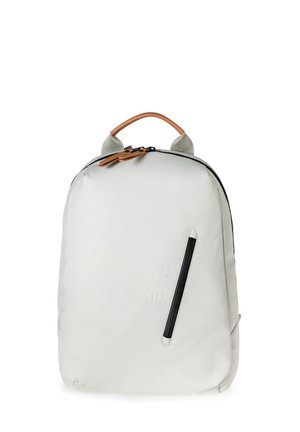 Weißer Rucksack mit glatter Textur, schwarzem Reißverschluss, Ledergriff oben und einer vorderen Reißverschlusstasche. Minimalistisches Design mit dezentem Branding.