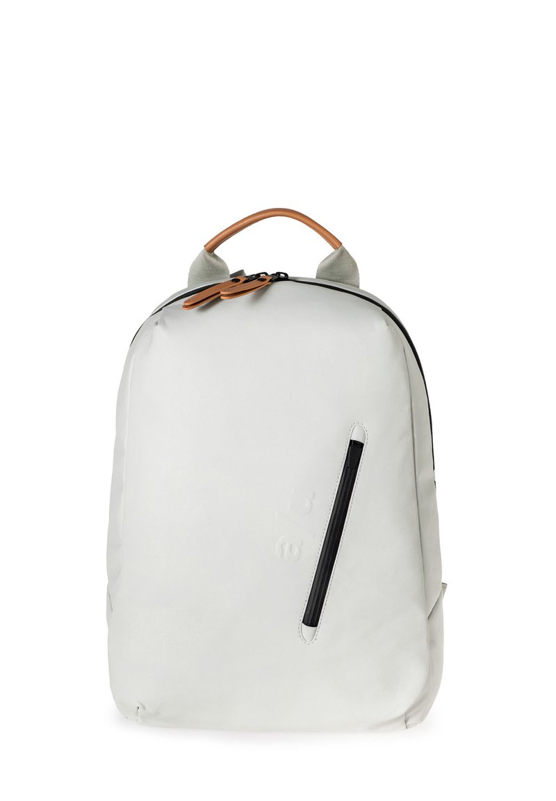 Weißer Rucksack mit glatter Textur, schwarzem Reißverschluss, Ledergriff oben und einer vorderen Reißverschlusstasche. Minimalistisches Design mit dezentem Branding.