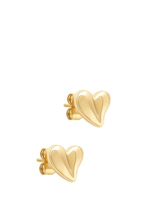 Par af små, polerede guldøreringe i hjerteform med sommerfugle-lukninger på en hvid baggrund.