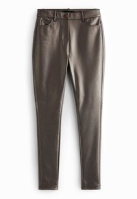 Pantalons en cuir synthétique marron métallique avec une coupe slim, dotés de cinq poches, d'une fermeture à bouton et d'une texture lisse.