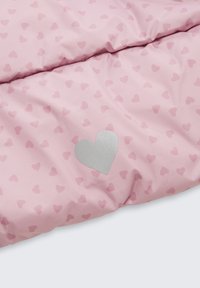 Roze dekbedovertrek heeft een patroon van kleinere roze harten en een grotere zilveren hartaccent. Het materiaal lijkt glad en zacht.