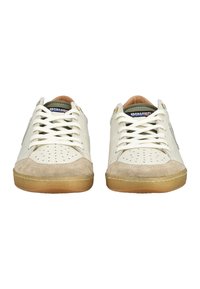 Paar cremefarbene Ledersneaker mit beigen Wildlederkappen, weißen Schnürsenkeln und durchsichtigen Gummisohlen, Vorderansicht auf weißem Hintergrund.