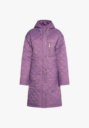 Fioletowy pikowany długi płaszcz z kapturem, z kieszenią zapinaną na zamek z przodu, zatrzaskami oraz gładką, błyszczącą teksturą materiału.
