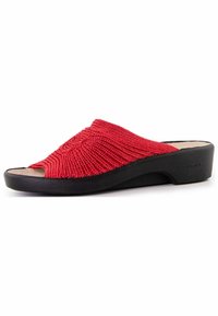 Sandale à glissière tissée rouge avec un dessus en tricot texturé, orteils ouverts et une semelle extérieure noire rembourrée avec un léger talon.