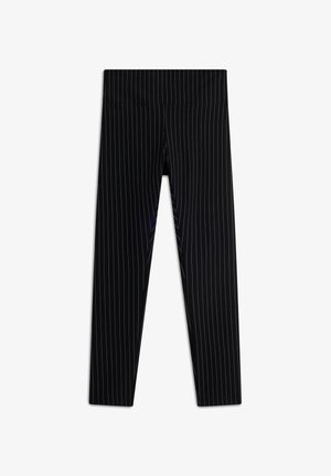 Leggings neri con un design aderente, caratterizzati da righe verticali bianche. Realizzati in un materiale liscio e elastico. Nessun hardware o accentuazione visibile.