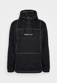 Veste noire à capuche avec surpiqûres blanches contrastantes, poche zippée à l'avant, capuche à cordon de serrage et logo "PRIMITIVE" centré sur la poitrine.