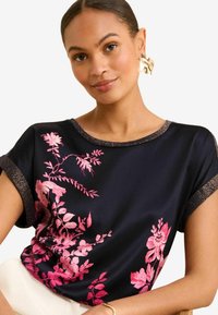 Love & Roses REGULAR FIT - Apdrukāts T-krekls - pink floral