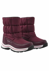 Bottes d'hiver bordeaux avec un design rembourré, dotées d'un dessus texturé, d'une doublure noire, d'une semelle intermédiaire blanche et d'une semelle extérieure noire robuste.