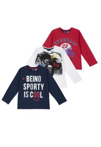 Drei Langarm-T-Shirts: navy mit weißem Text, rot mit Grafikdesign und weiß mit einem Druckmuster. Alle bestehen aus einem Baumwollmischgewebe.