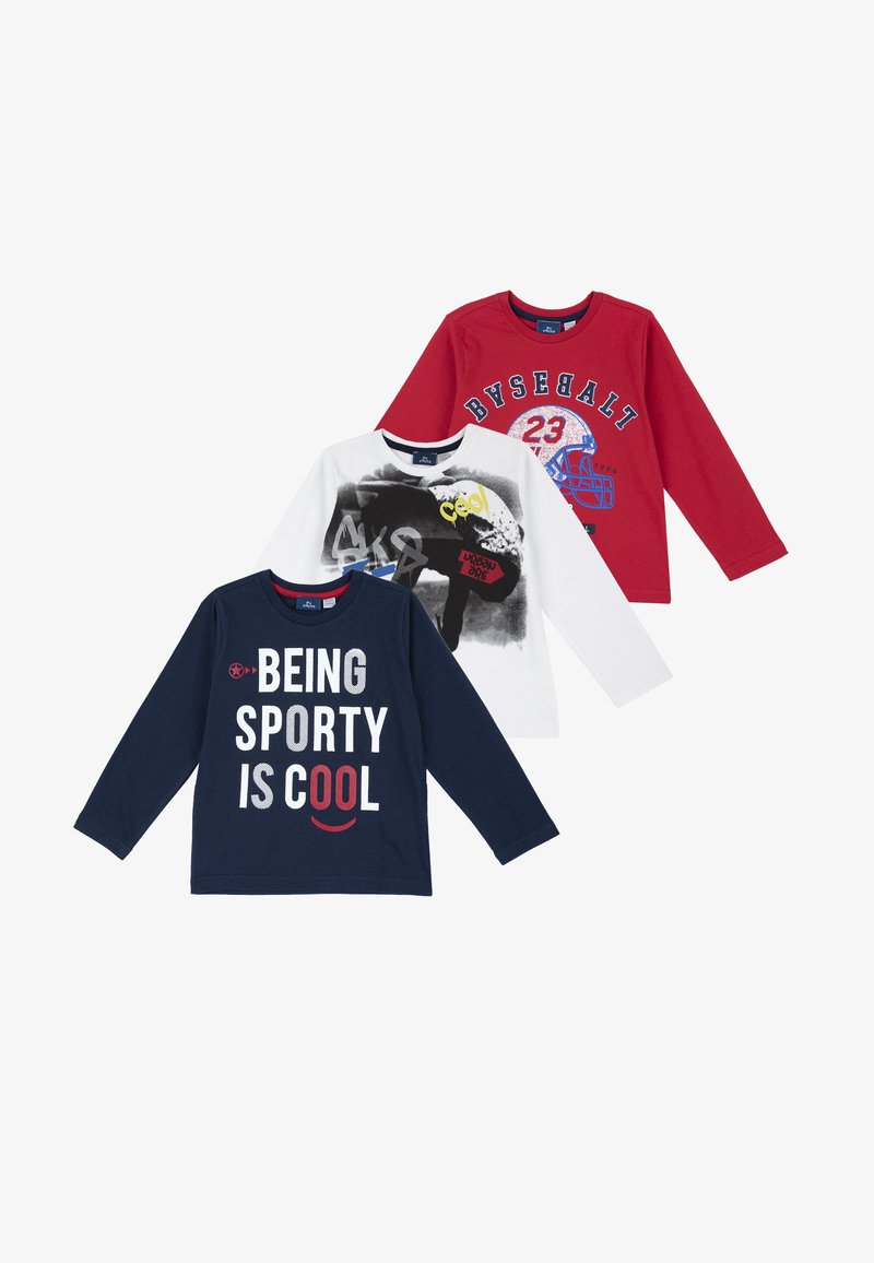 Drei Langarm-T-Shirts: navy mit weißem Text, rot mit Grafikdesign und weiß mit einem Druckmuster. Alle bestehen aus einem Baumwollmischgewebe.