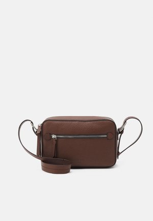 Brun rektangulær læder crossbody taske med forreste lynlåslomme og justerbar rem på hvid baggrund.