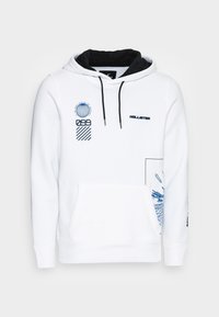 Sudadera blanca hecha de una tela suave, con diseños gráficos azules, un bolsillo frontal y cordones ajustables en la capucha.