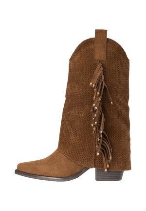 Brun ruskindsstøvle til midt på læggen i westernstil med perforeret design, sidefringe dekoreret med små metalnitter og en lav stakket hæl.