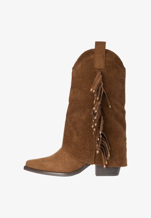 Brun ruskindsstøvle til midt på læggen i westernstil med perforeret design, sidefringe dekoreret med små metalnitter og en lav stakket hæl.