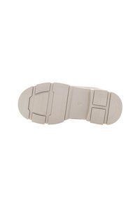 Vit sneakersula med texturerade mönster och segmenterad design. Har en platt, något böjd häl och är tillverkad av gummimaterial.