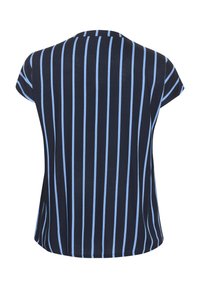 Chemise bleu marine avec des rayures verticales bleu clair, à manches courtes, à col rond et avec une coupe ample. Texture lisse avec un design décontracté.