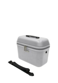 Custodia cosmetica argentata con finitura texturizzata, coperchio arrotondato, chiusura con zip e manico nero. Include una tracolla nera staccabile.