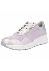 Schnürsneaker aus helllila Wildleder und metallischem Silber, mit einem seitlichen Reißverschluss und einer weißen, chunky Sohle, die strukturierte Materialien betont.