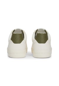 Hvite skinnsneakers med en teksturert grønn hælakkent, glatt overflate og preget logo på hælen. Flat gummisåle.