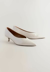 STANDARD WIDE FIT - FOREVER COMFORT POINT TOE LOW KITTEN - Klasszikus sarkú cipők - bone