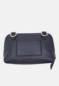 Granatowa skórzana saszetka o teksturowym wykończeniu, z dwoma paskami z złotym wykończeniem, przednią kieszonką na karty oraz zapięciem na zamek.