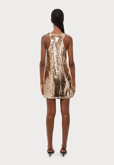 Robe mini en sequins dorés avec un design sans manches, présentant une coupe ample et un ourlet arrondi. Texture lisse avec une surface réfléchissante brillante.