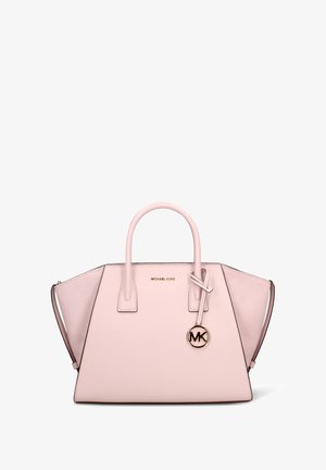 Roze leren handtas met een gestructureerde silhouet, dubbele handvatten aan de bovenzijde, hardware in goudkleur en een opvallende MK-logohanger.