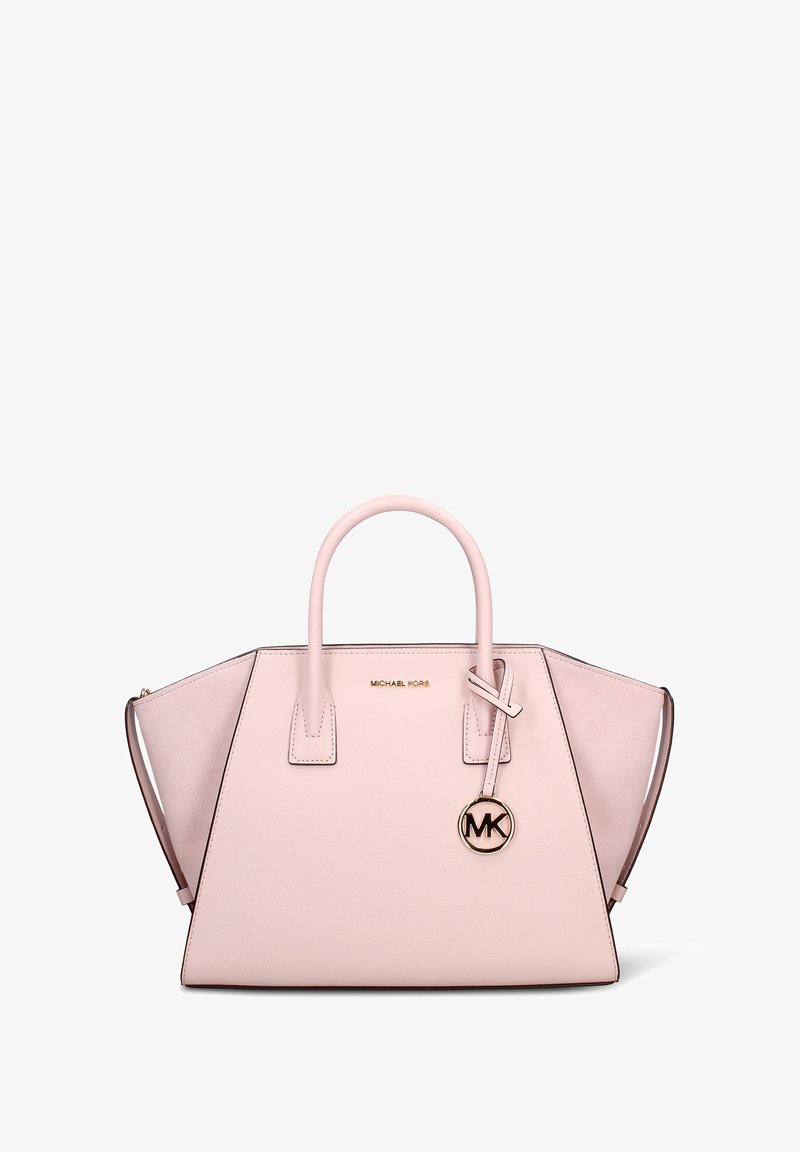 Roze leren handtas met een gestructureerde silhouet, dubbele handvatten aan de bovenzijde, hardware in goudkleur en een opvallende MK-logohanger.