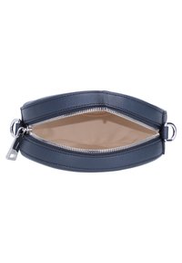 Clutch in pelle blu navy con una texture liscia, chiusura a cerniera argento e fodera interna beige; presenta una forma minimale e ovale.