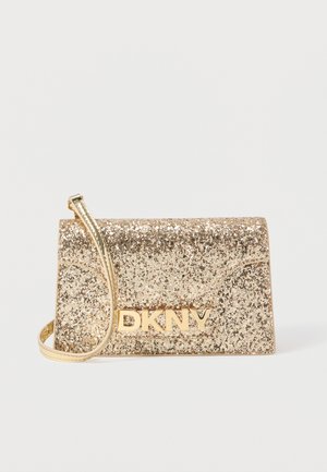 Borsa glitter dorata di forma rettangolare, con logo dorato e tracolla sottile. La superficie testurizzata aggiunge brillantezza.