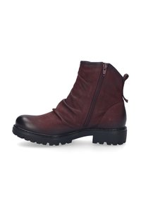 Botines de cuero burdeos con punta redondeada, cremallera lateral, textura suave arrugada y suela de goma negra resistente.
