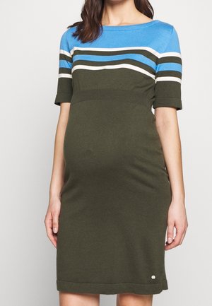 Abito in maglia con parte superiore blu a righe orizzontali bianche e verdi, sezione inferiore verde attillata e maniche corte.
