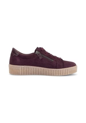 Lage platformsneaker van donkerpaars suède met ronde neus, zijrits en bijpassende veters op een getextureerde beige rubberen zool.