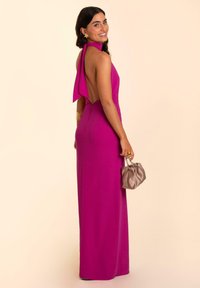 THE-ARE LARGO CON ABERTURA Y CUELLO HALTER - Robe longue - pink