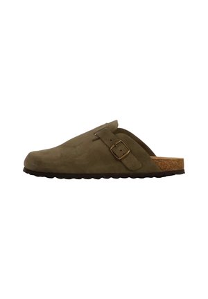 Zoccoli in suede verde oliva con suola in sughero, dotati di una fascia laterale e una fibbia. Design minimalista con punta arrotondata e finitura testurizzata.