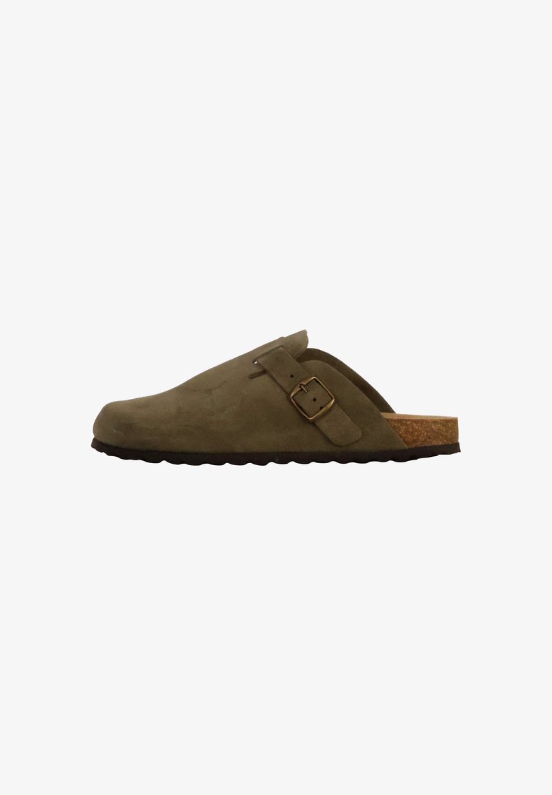 Sabots en suede vert olive avec une semelle en liège, dotés d'une sangle latérale et d'une boucle. Design minimaliste avec un bout arrondi et une finition texturée.
