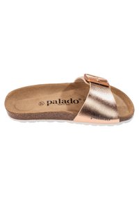 Kopparfärgad metallisk slide-sandal med en spännestraps, vadderad korkfotbädd och texturerad gummisula. Har varumärket "palado."