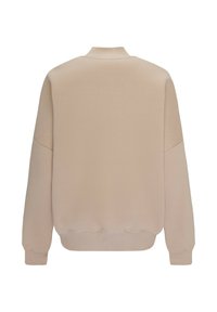 Beżowa bluza z wysokim kołnierzem, luźny krój, ściągacze prążkowane i teksturowana powierzchnia, z gładkim, minimalistycznym wzornictwem.