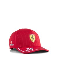 Rode baseballpet met verticale strepen, voorzien van een geel Ferrari-logo en het nummer 16 in het wit op de klep, gemaakt van stof.