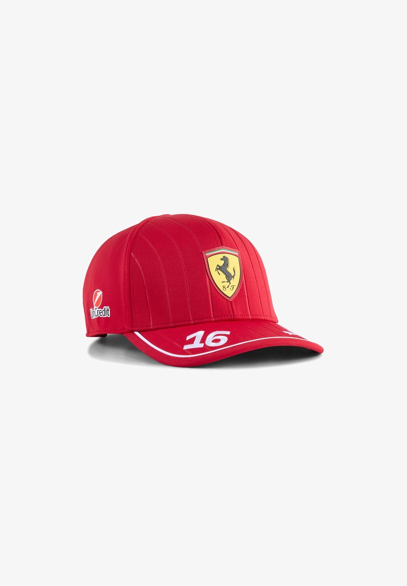 Rode baseballpet met verticale strepen, voorzien van een geel Ferrari-logo en het nummer 16 in het wit op de klep, gemaakt van stof.