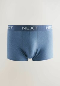 Blå bomullsboxershorts med en kontrasterande marinblå midja med "NEXT" logotyptext i vitt. Slät textur och figursydd passform.