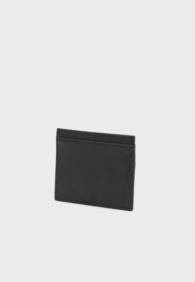 Portacarte in pelle nera con bordi cuciti posizionato su uno sfondo chiaro uniforme, che mostra un design rettangolare semplice.