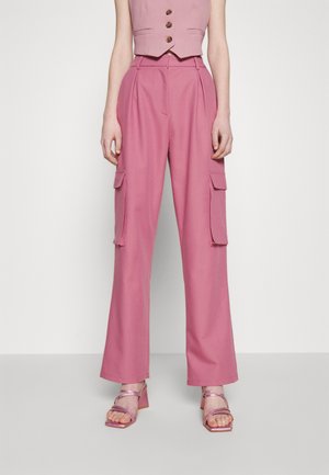 IN THE STYLE PERRIE SIAN TROUSERS WITH POCKET DETAILS - Cargohose - pink
